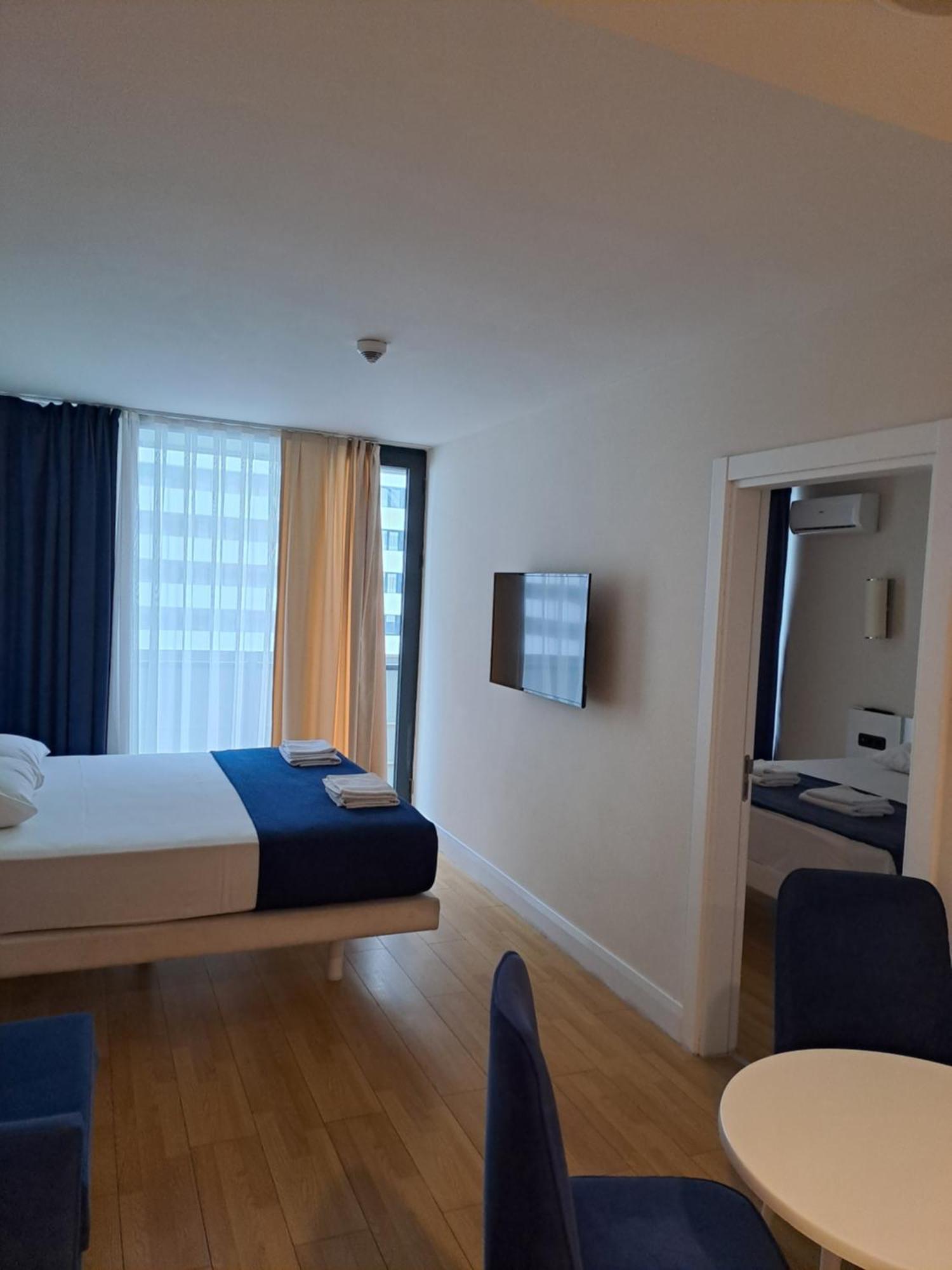 Lux Apart Hotel 555 Batumi Bagian luar foto