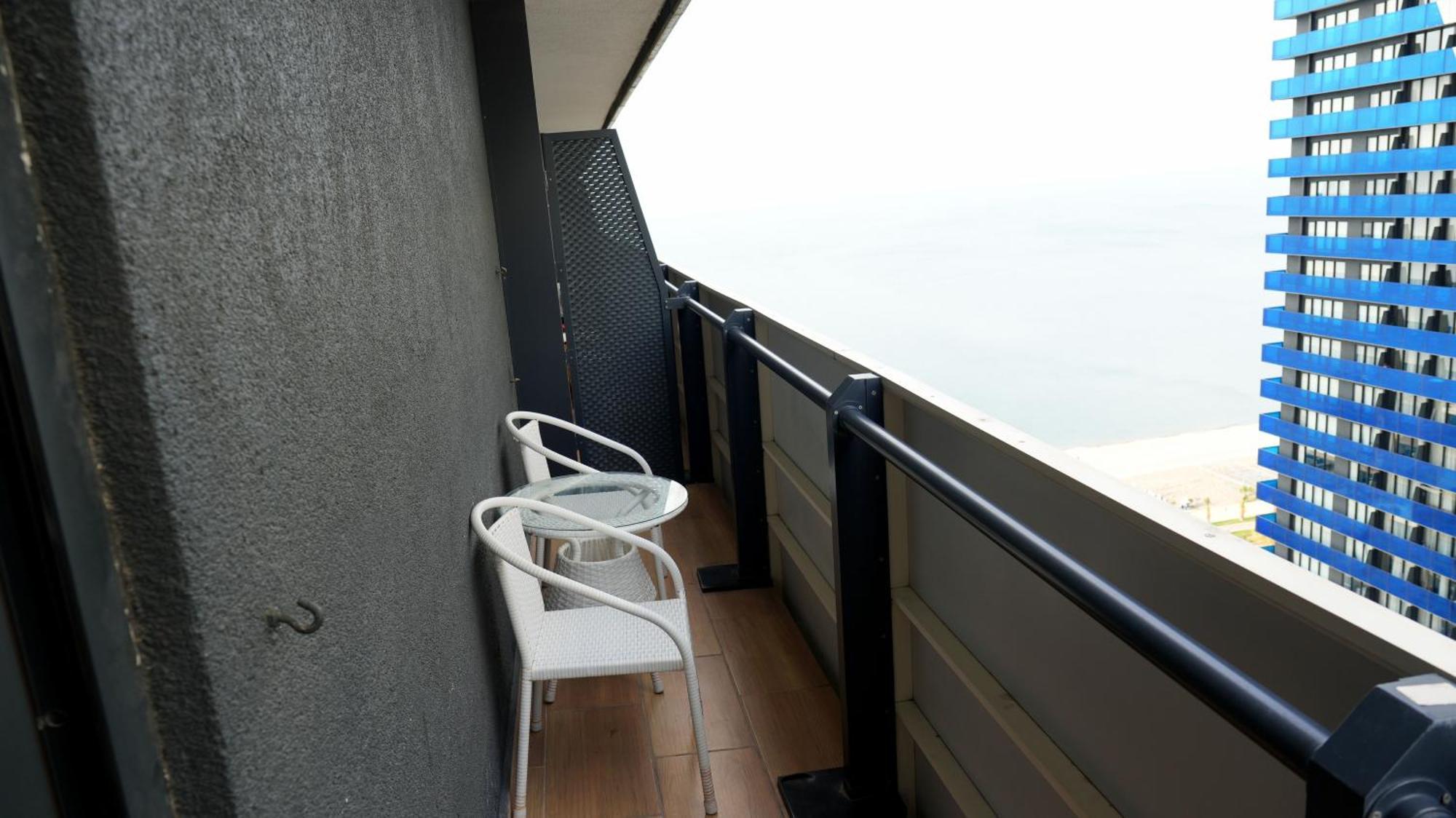 Lux Apart Hotel 555 Batumi Bagian luar foto