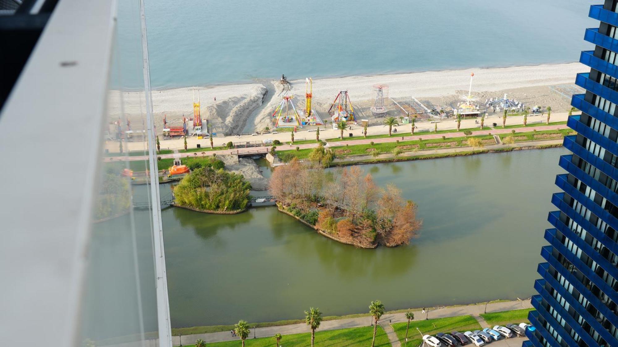 Lux Apart Hotel 555 Batumi Bagian luar foto