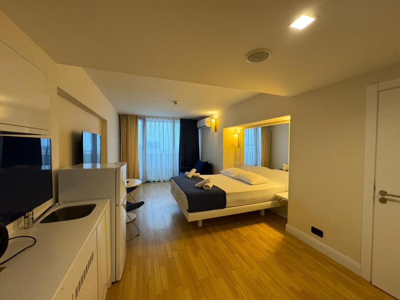 Lux Apart Hotel 555 Batumi Ruang foto