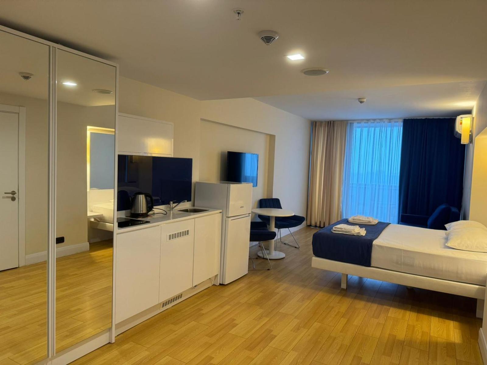 Lux Apart Hotel 555 Batumi Ruang foto