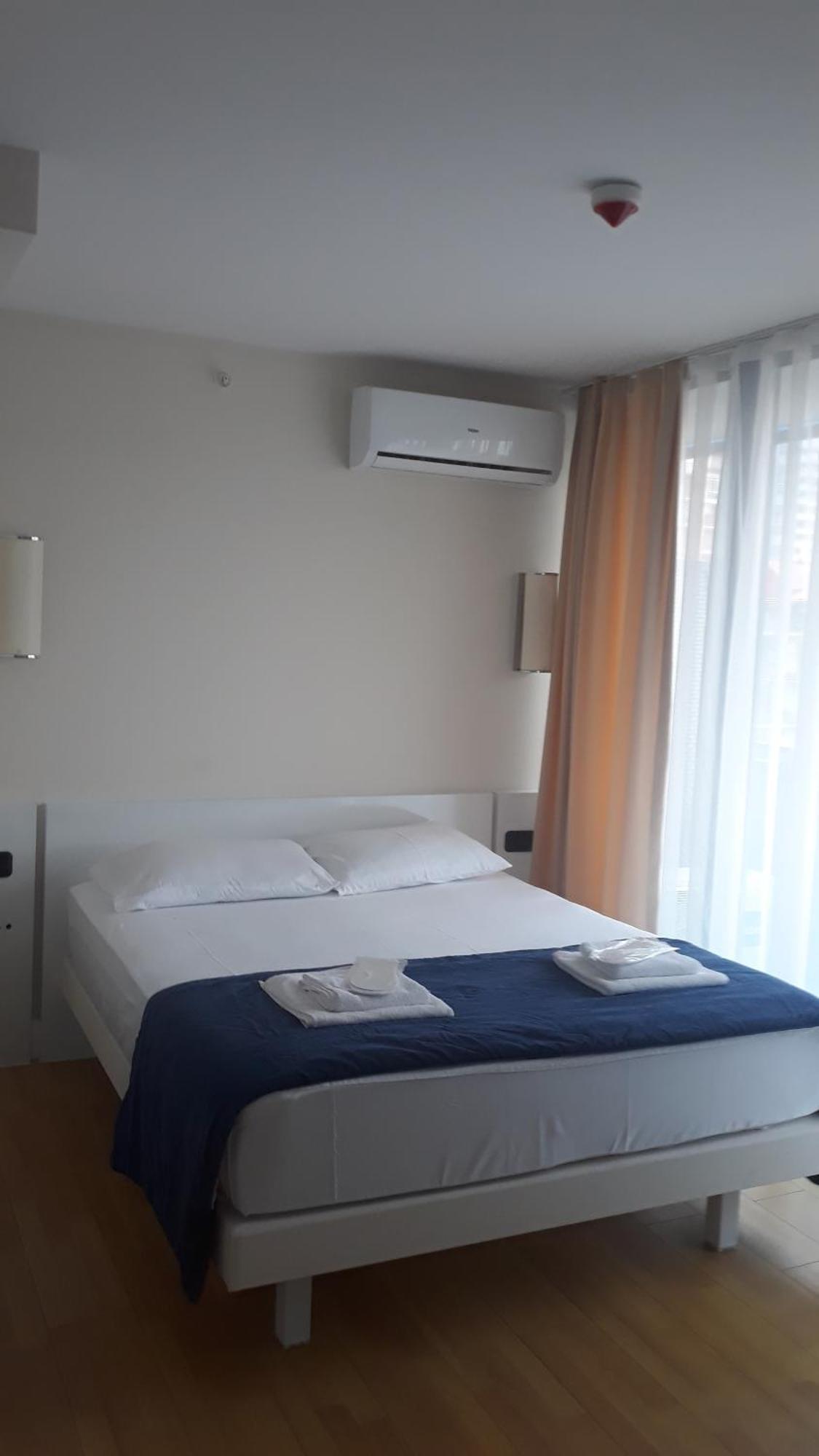 Lux Apart Hotel 555 Batumi Ruang foto