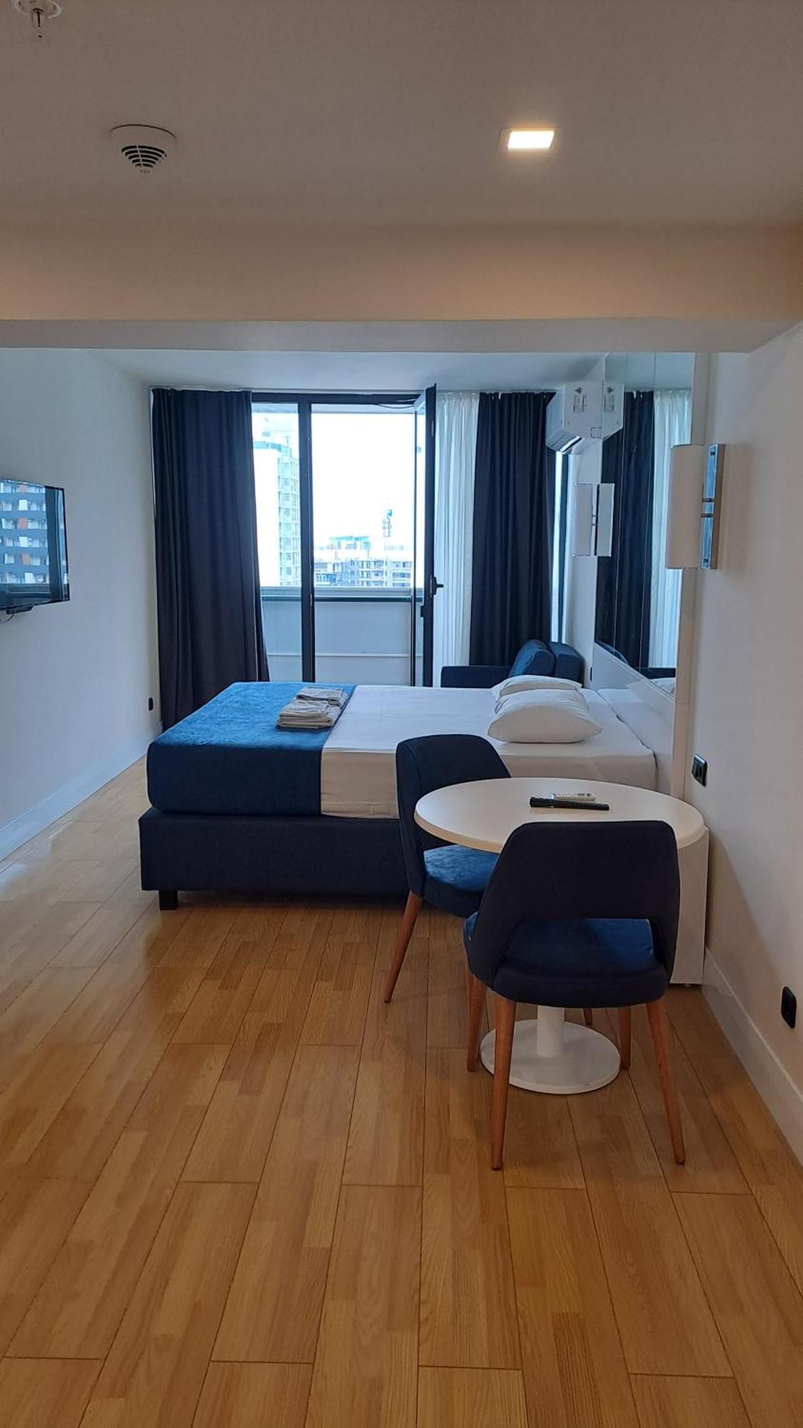 Lux Apart Hotel 555 Batumi Ruang foto