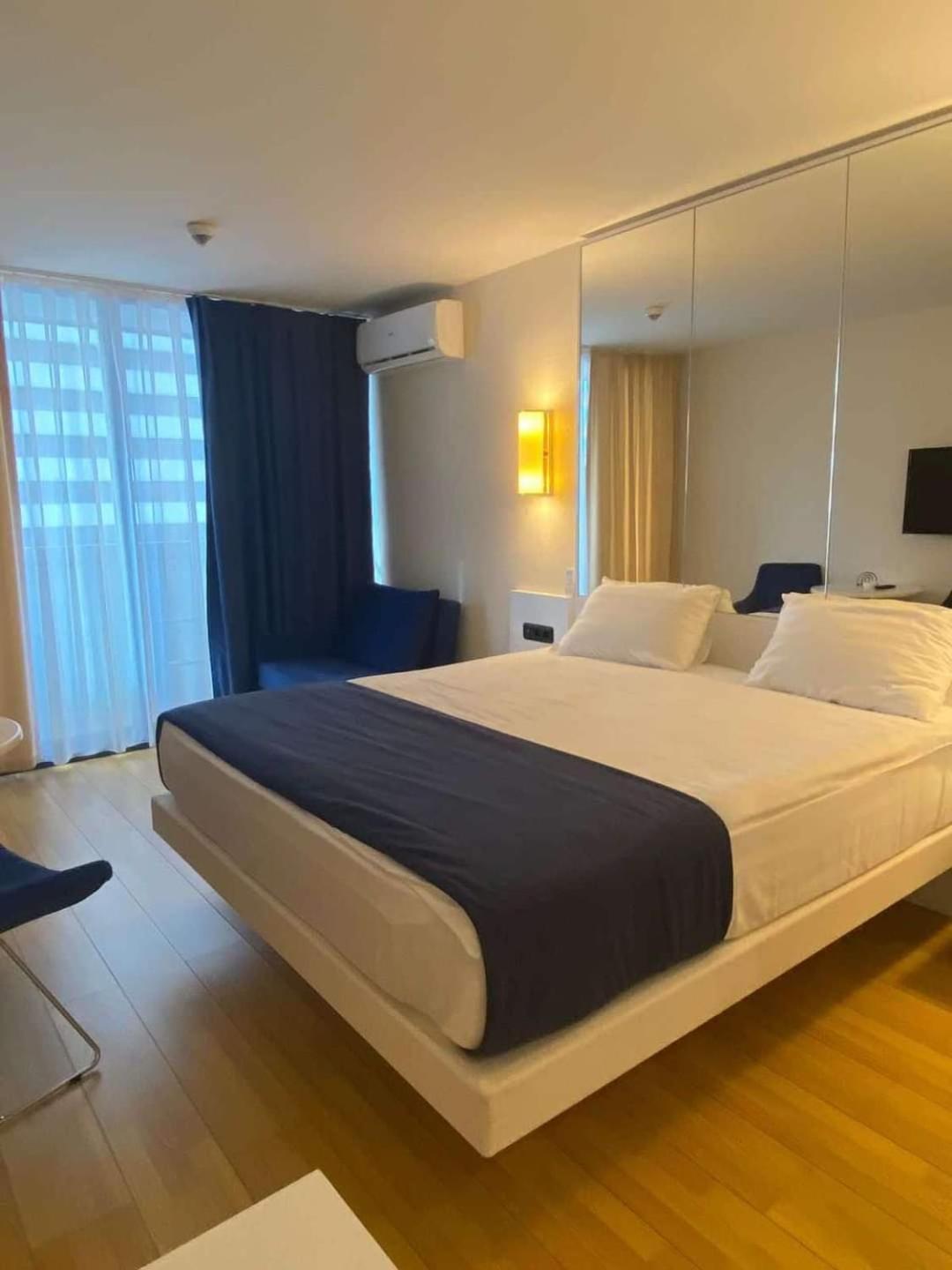 Lux Apart Hotel 555 Batumi Bagian luar foto