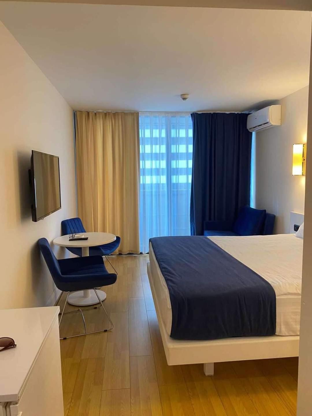 Lux Apart Hotel 555 Batumi Ruang foto